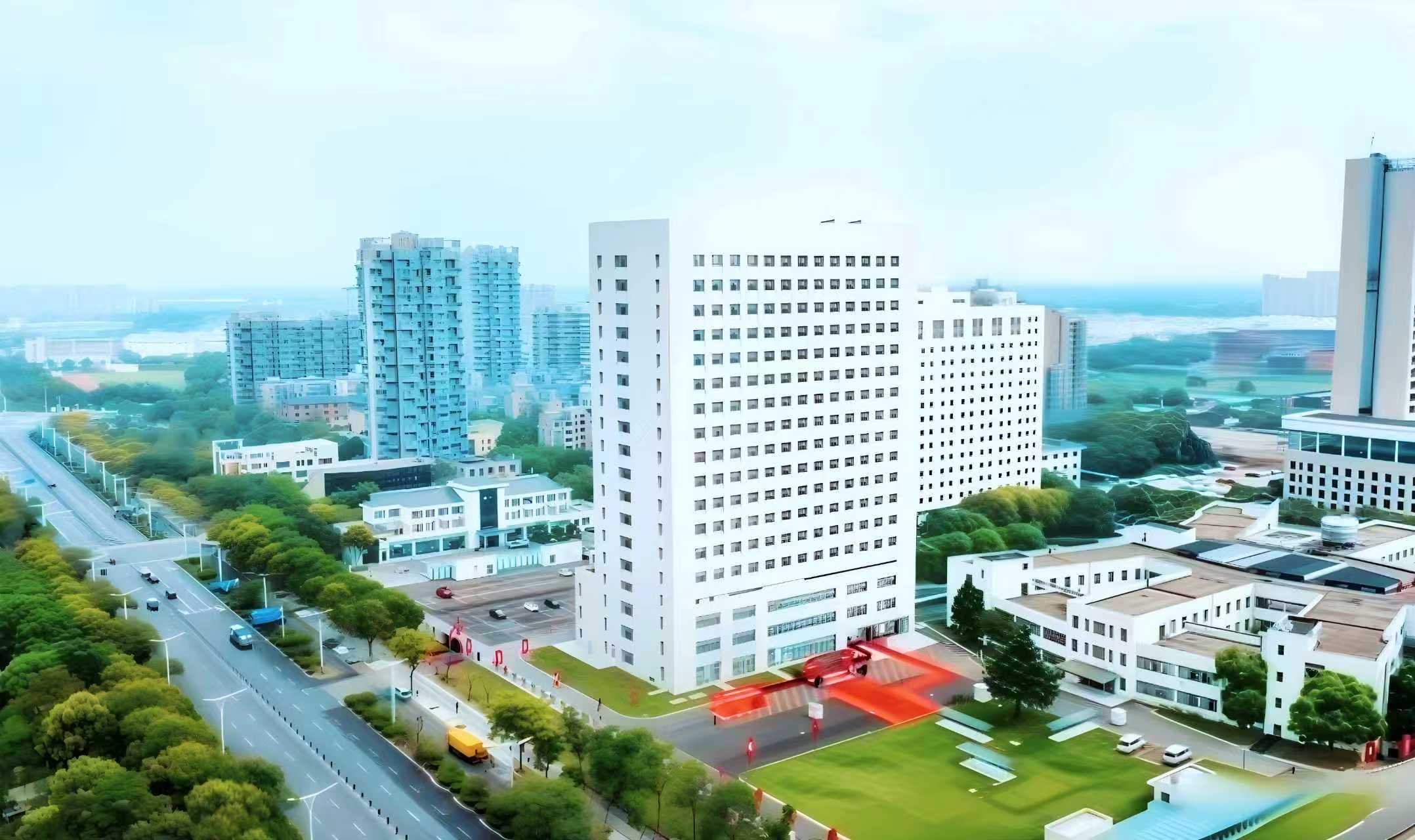 大型商业综合体建筑工地现场，塔吊作业，钢筋混凝土结构，蓝天白云背景