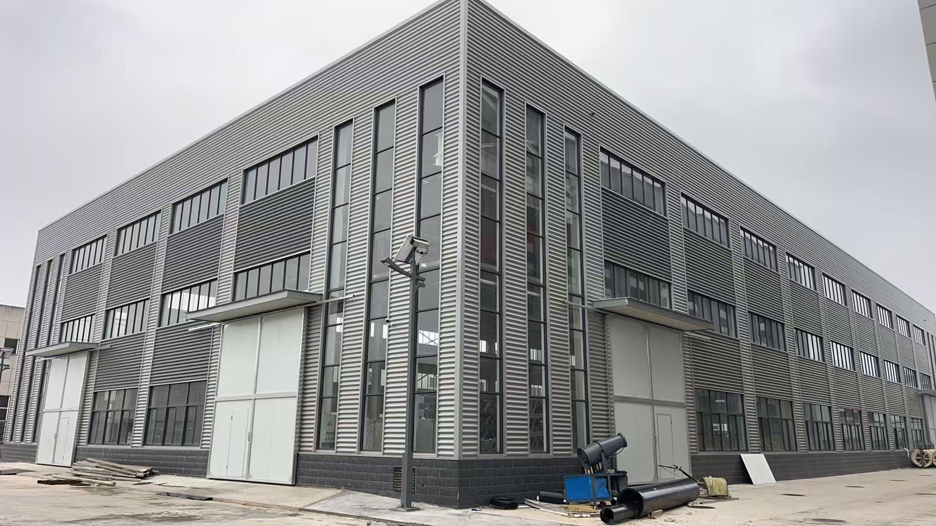 医院门诊大楼施工现场，多台塔吊协同作业，现代化医疗建筑